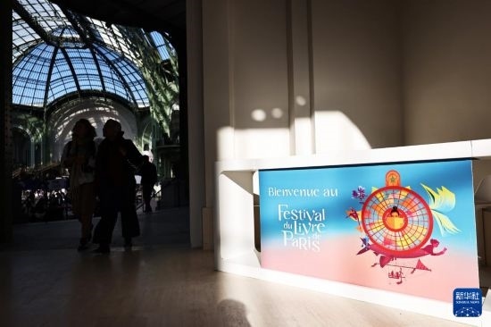 4月11日，人們?cè)诜▏?guó)巴黎大皇宮參加2025巴黎書(shū)展。新華社記者 高靜 攝