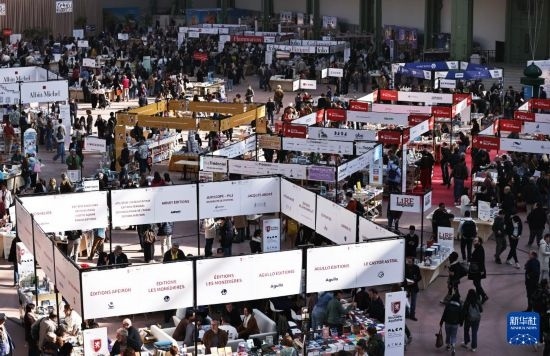 4月11日，人們?cè)诜▏?guó)巴黎大皇宮參加2025巴黎書(shū)展。新華社記者 高靜 攝