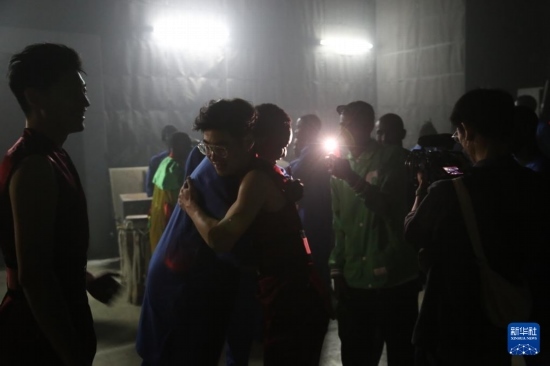 4月10日，在塞內(nèi)加爾首都達(dá)喀爾的國(guó)家大劇院，中央音樂(lè)學(xué)院進(jìn)擊打擊樂(lè)團(tuán)成員與塞內(nèi)加爾杜杜·恩迪亞耶·羅斯打擊樂(lè)團(tuán)成員在演出后臺(tái)擁抱。新華社記者 司源 攝