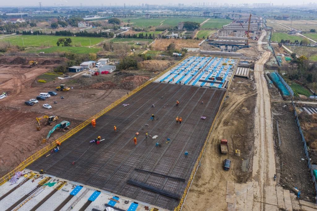 3月7日，在524國(guó)道秀洲王江涇至新塍公路工程TJ02標(biāo)段，作業(yè)人員正在進(jìn)行60米鋼混組合梁現(xiàn)澆橋面板鋼筋焊接及綁扎作業(yè)（無(wú)人機(jī)照片）。新華社記者 徐昱 攝