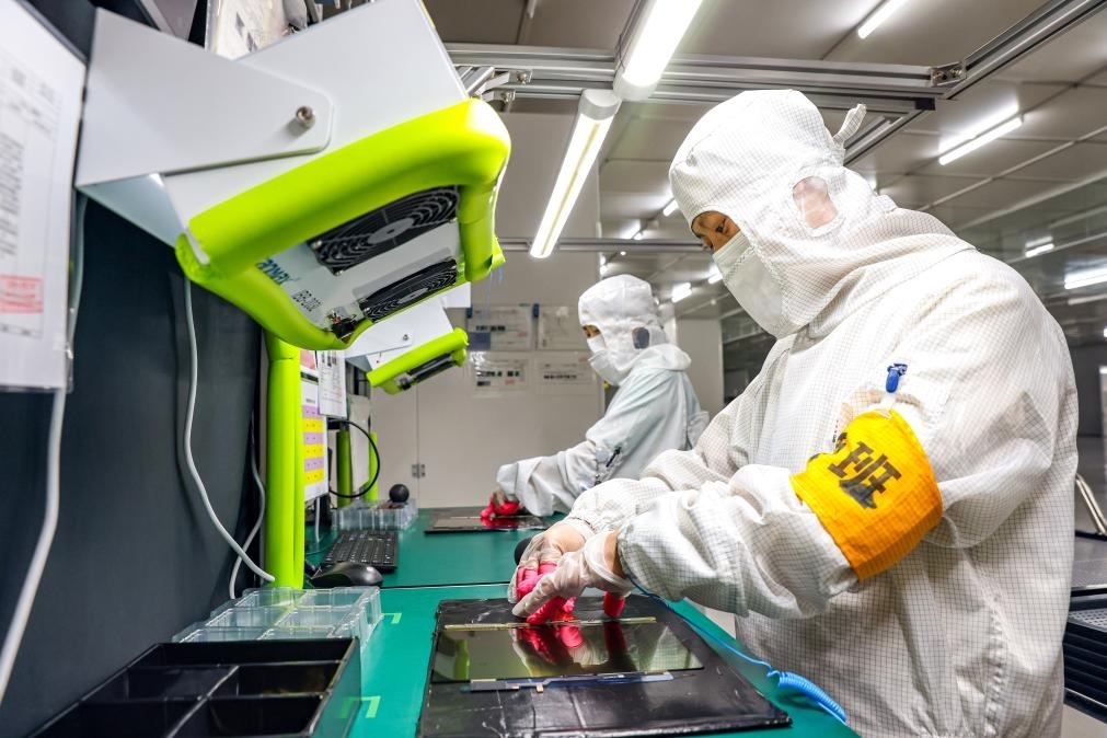 3月27日，在位于寧夏賀蘭工業(yè)園區(qū)的湯姆森電氣有限公司生產(chǎn)車間內(nèi)，工作人員制作硅膠絕緣護(hù)套。新華社記者 楊植森 攝