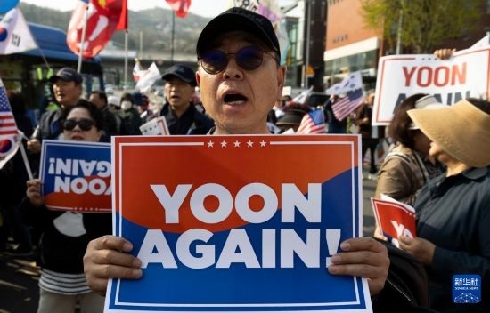 4月11日，在韓國首爾漢南洞官邸附近，支持者為韓國前總統(tǒng)尹錫悅送行。新華社發(fā)（全休相攝）