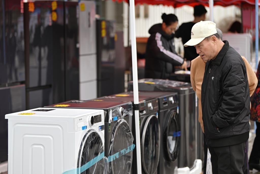 3月28日，天津市北辰區(qū)舉行2025年消費(fèi)品以舊換新惠民服務(wù)活動(dòng)，吸引眾多市民前來(lái)選購(gòu)。新華社記者 李然 攝