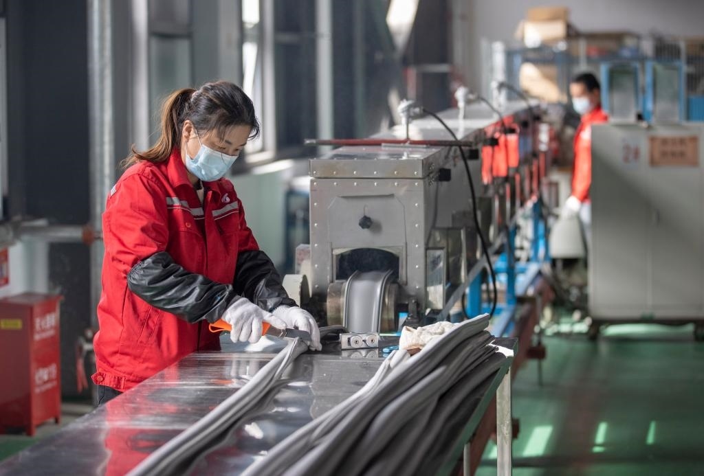 3月27日，在位于寧夏賀蘭工業(yè)園區(qū)的湯姆森電氣有限公司生產(chǎn)車間內(nèi)，工作人員制作硅膠絕緣護(hù)套。新華社記者 楊植森 攝