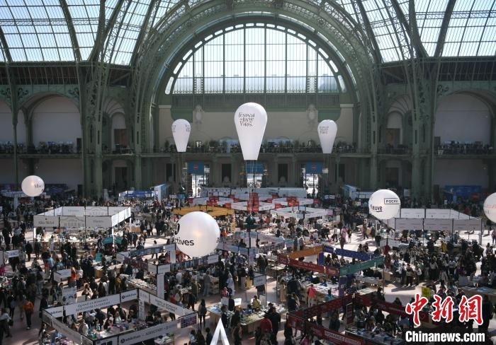 當(dāng)?shù)貢r間4月11日，2025年巴黎圖書節(jié)在巴黎大皇宮揭幕。圖為巴黎大皇宮的圖書節(jié)現(xiàn)場。中新社記者 李洋 攝