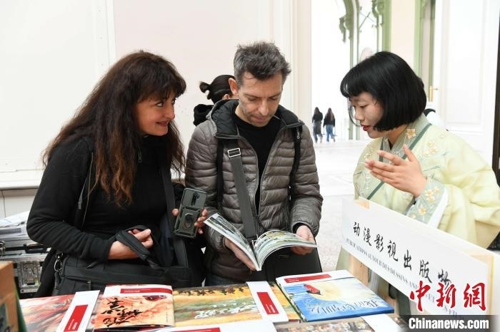 當(dāng)?shù)貢r間4月11日，2025年巴黎圖書節(jié)在巴黎大皇宮揭幕。中國出版代表團攜千余種中國精品圖書亮相展會。 中新社記者 李洋 攝
