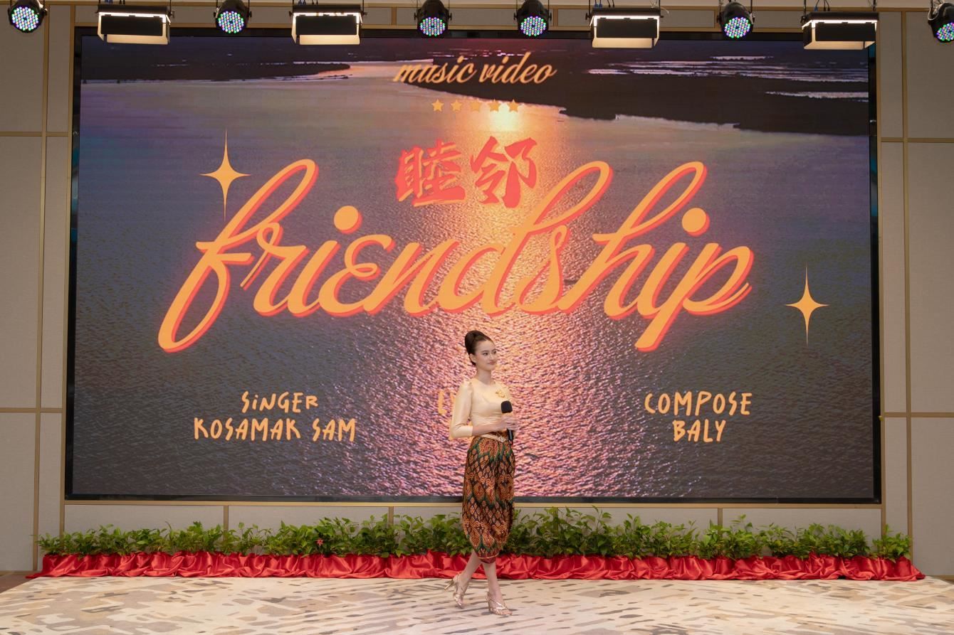 柬埔寨歌手珂撒瑪演唱紀(jì)錄片《睦鄰·柬埔寨》主題曲。柬埔寨數(shù)字電視有限公司供圖