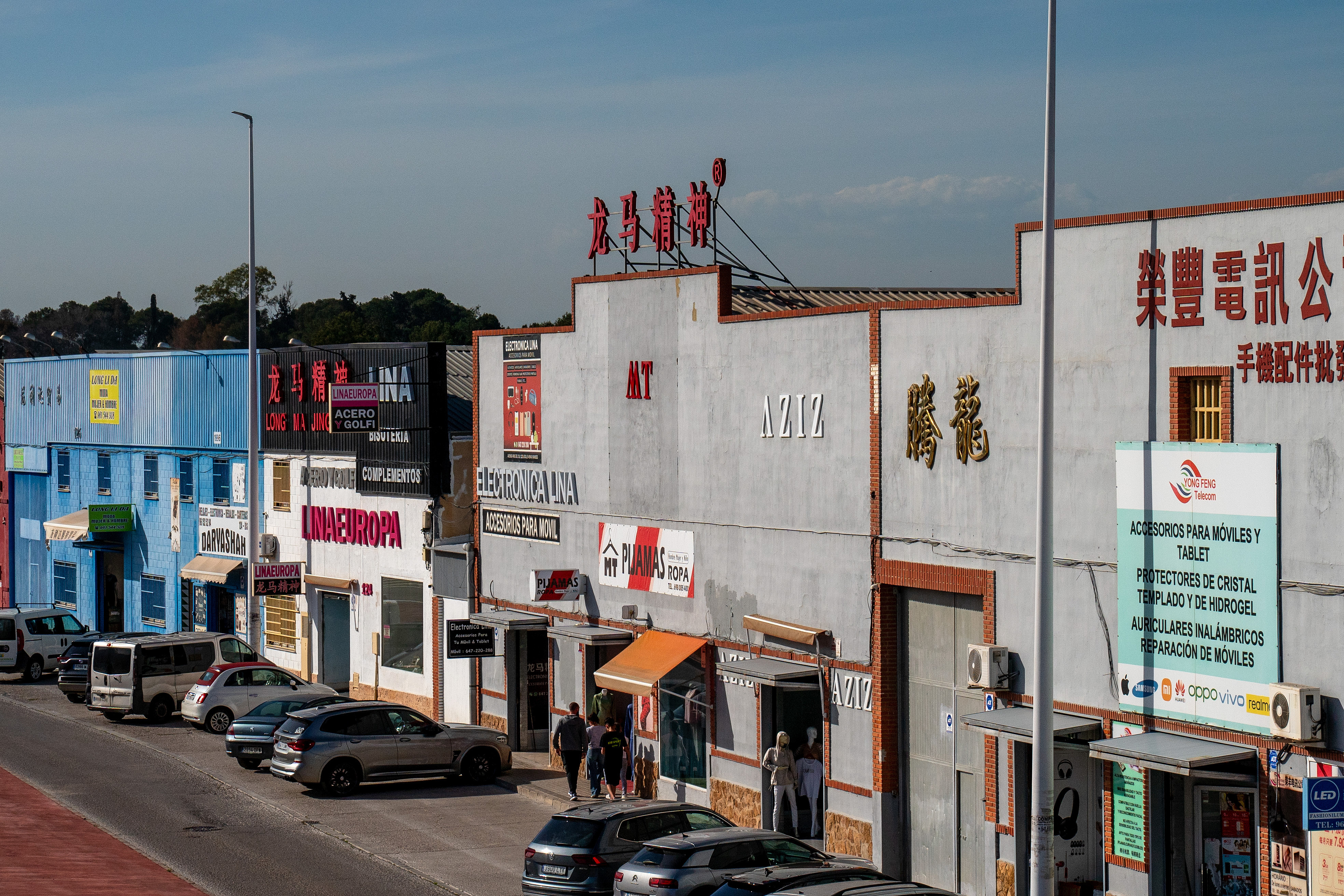 當?shù)貢r間2025年4月10日，西班牙瓦倫西亞國際機場附近的中資批發(fā)零售商店。