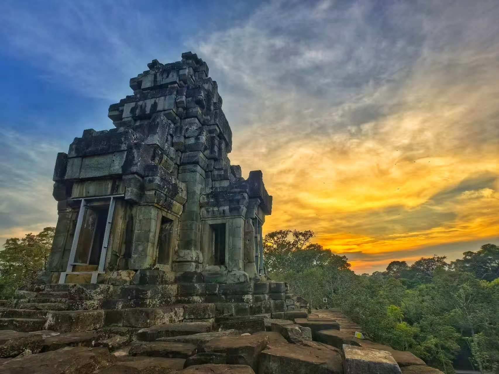 由中國專家修復的茶膠寺最高處的砂巖塔。（人民日報記者強薇 攝）