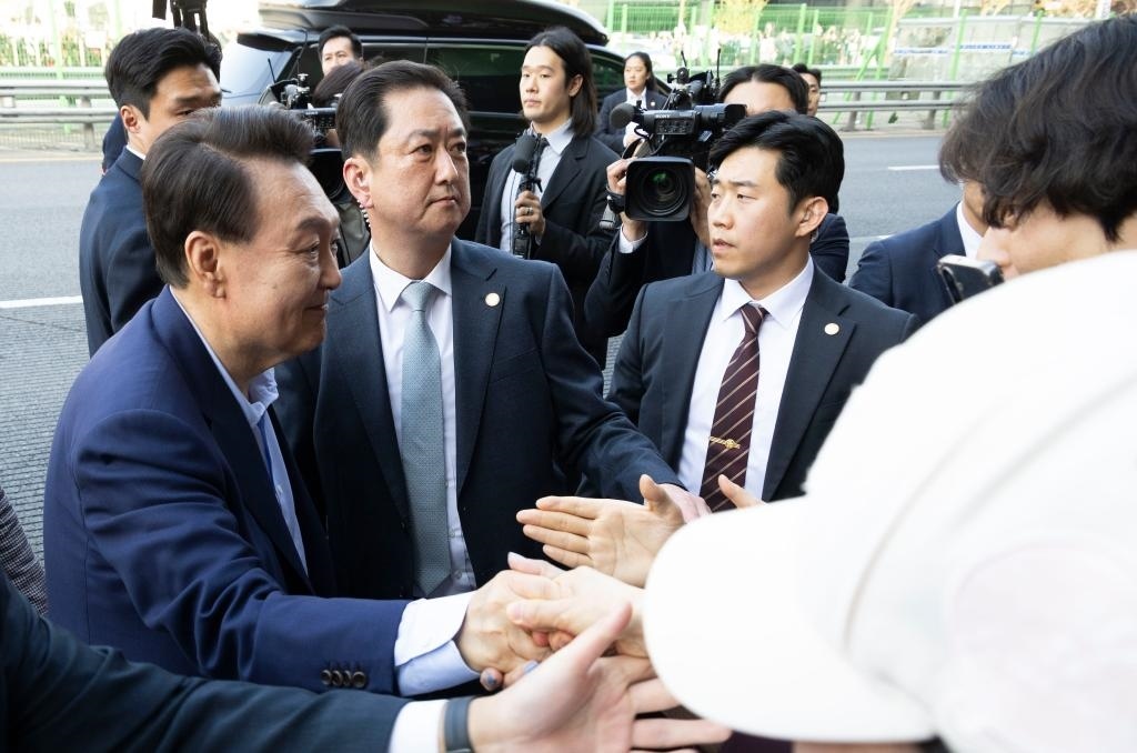 4月11日，韓國前總統(tǒng)尹錫悅（左一）在離開首爾漢南洞官邸時與支持者握手。新華社發(fā)（全休相攝）