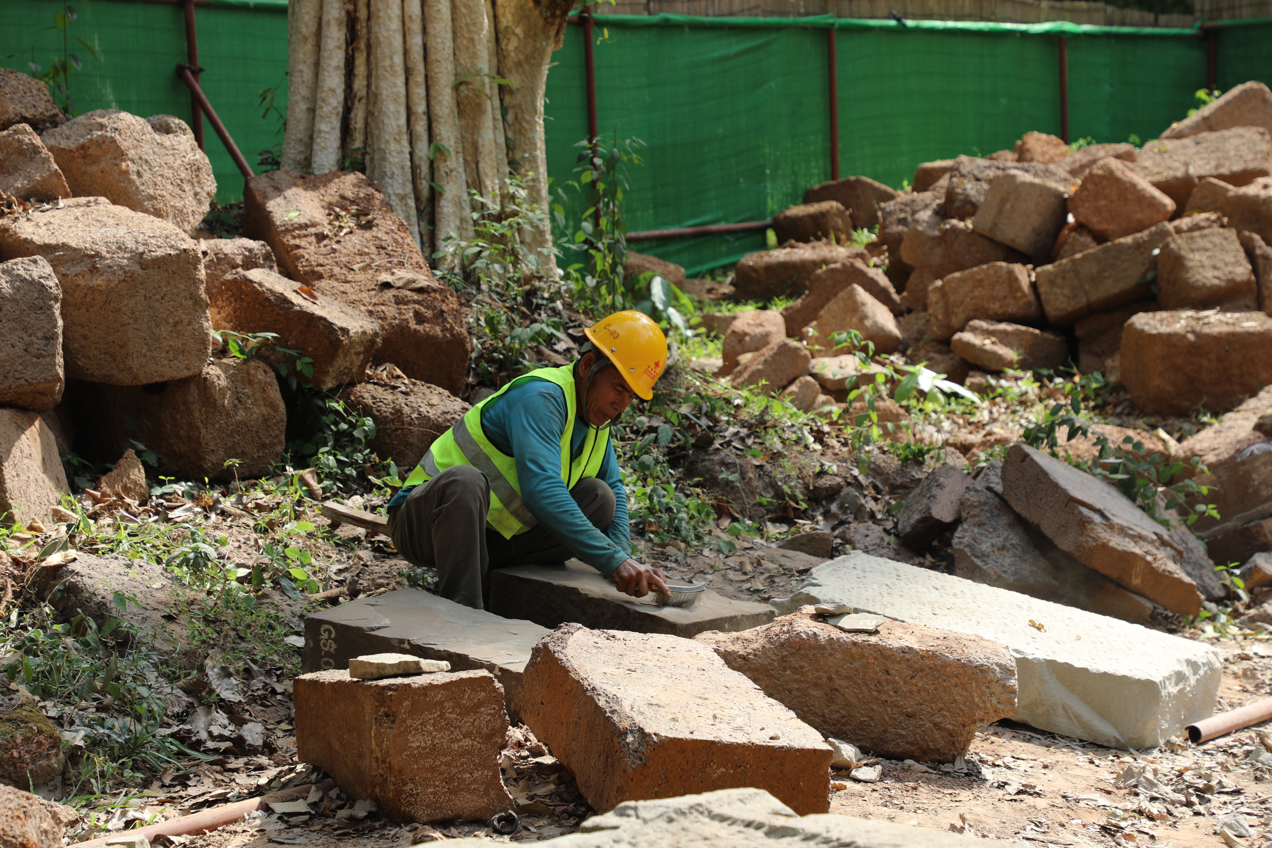 一名柬埔寨工人正在王宮遺址修復現(xiàn)場工作。（人民日報記者曹師韻 攝）