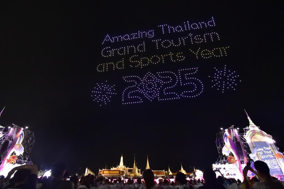 由1200架無人機(jī)組成的燈光秀點(diǎn)亮夜空。泰國國家旅游局供圖