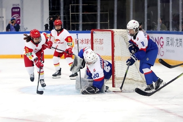 中國(guó)隊(duì)球員孔明會(huì)(左一)射門。圖片來(lái)源：中國(guó)冰球協(xié)會(huì)