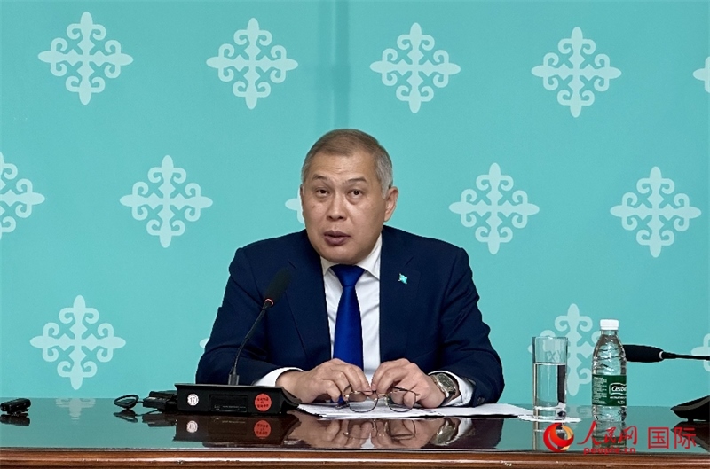 哈薩克斯坦駐華大使沙赫拉特·努雷舍夫在哈駐華大使館舉辦新聞發(fā)布會(huì)。人民網(wǎng)阿爾達(dá)克 攝