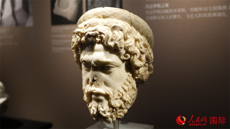 阿斯克勒庇俄斯大理石頭像。4月14日，來自希臘伊拉克利翁考古博物館的文物在故宮博物院展出。（人民網 張澤宇攝）
