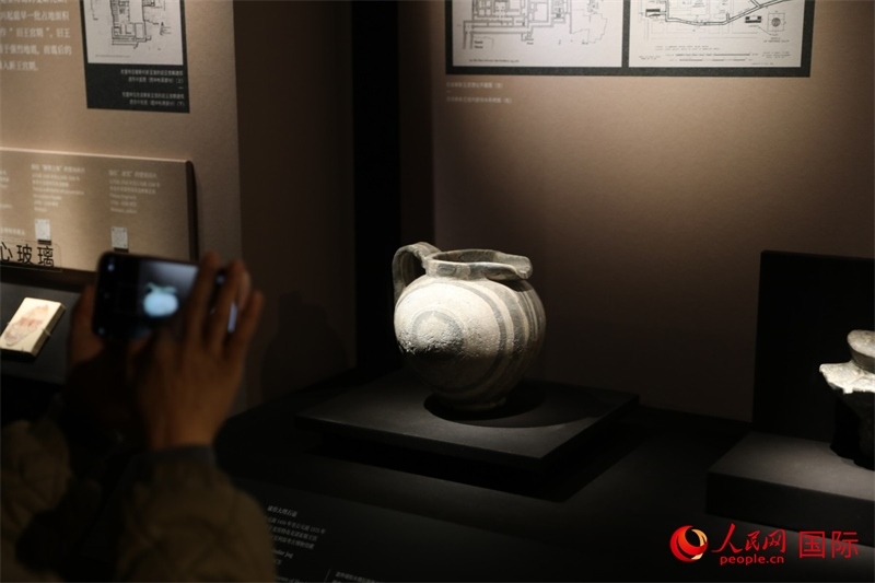 參觀者在拍攝。4月14日，來自希臘伊拉克利翁考古博物館的文物在故宮博物院展出。（人民網 張澤宇攝）