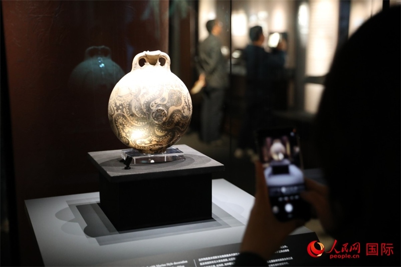 參觀者在拍攝。4月14日，來自希臘伊拉克利翁考古博物館的文物在故宮博物院展出。（人民網 張澤宇攝）