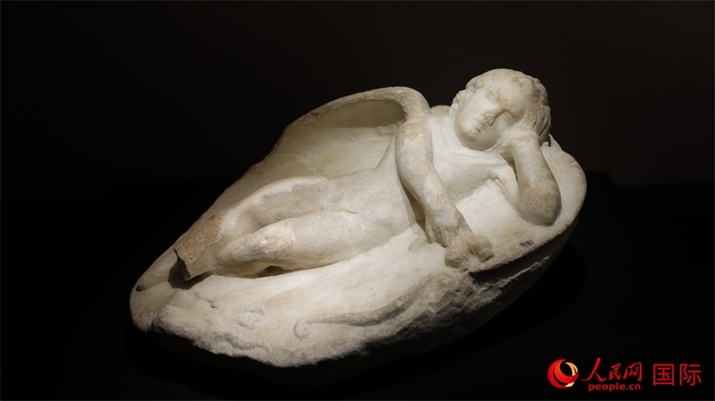 沉睡的厄洛斯大理石浮雕。4月14日，來自希臘伊拉克利翁考古博物館的文物在故宮博物院展出。（人民網 張澤宇攝）