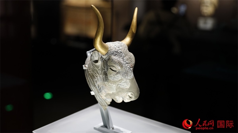 公牛頭型綠泥石來通杯。4月14日，來自希臘伊拉克利翁考古博物館的文物在故宮博物院展出。（人民網 張澤宇攝）