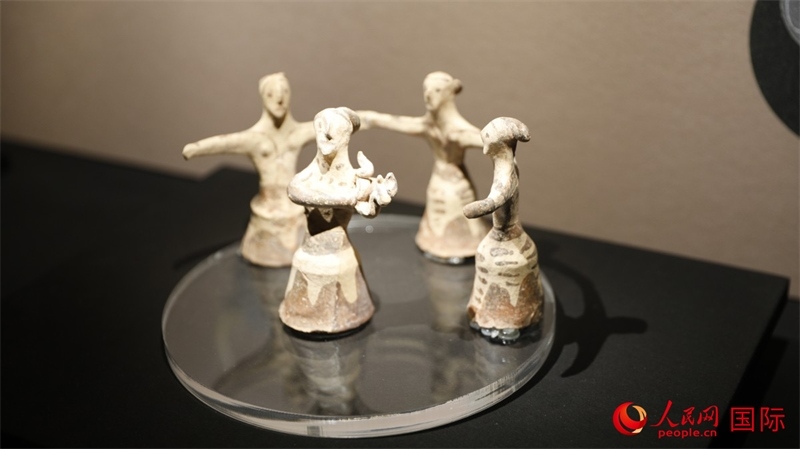舞蹈者與音樂家雕塑群像。4月14日，來自希臘伊拉克利翁考古博物館的文物在故宮博物院展出。（人民網 張澤宇攝）