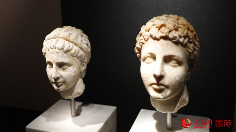 兄弟大理石頭像。4月14日，來自希臘伊拉克利翁考古博物館的文物在故宮博物院展出。（人民網 張澤宇攝）
