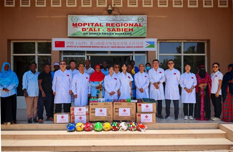 中國（山西）第23批援吉布提醫(yī)療隊在當?shù)亻_展義診，并捐贈一批急需藥品。中國（山西）第23批援吉布提醫(yī)療隊供圖