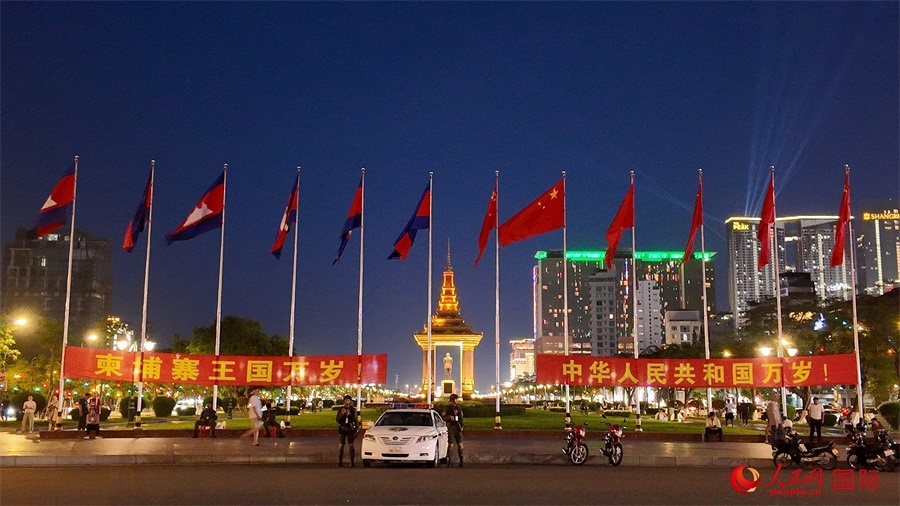 在習(xí)近平主席到訪柬埔寨前夕，人民網(wǎng)記者在柬埔寨首都金邊獨(dú)立紀(jì)念碑等地標(biāo)建筑附近看到，道路兩旁懸掛起中柬兩國國旗和“柬埔寨王國萬歲！”“中華人民共和國萬歲！”等中文歡迎橫幅。人民網(wǎng)記者 盛楚宜攝