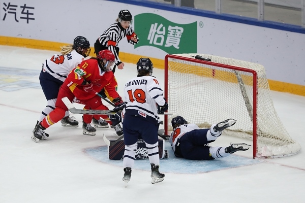 中國隊球員曲樂(左二)破門得分。圖片來源：中國冰球協(xié)會 此役中國隊首發(fā)陣容是詹佳慧、于柏巍、孔明會、趙啟男、曲樂、方新。比賽進行至2分43秒，荷蘭隊率先取得進球，1:0領(lǐng)先。失球后的中國隊打得更加積極主動，多次獲得射門機會，但可惜沒有破門得分。 第二節(jié)39分34秒，中國隊曲樂在王佳欣和孔明會的助攻下破門，將比分扳平，這也是中國隊在本屆賽事中取得的首個進球。 末節(jié)43分42秒，荷蘭隊球員勾人犯規(guī)，被判罰任意球。中國隊張夢瑩執(zhí)行并打進，2:1反超比分。最后階段，荷蘭隊撤下守門員，場上6人進攻但未能進球。最終，中國隊以2:1逆轉(zhuǎn)戰(zhàn)勝對手，取得本屆世錦賽首場勝利。 在昨日進行的另外兩場比賽中，奧地利隊3:2力克斯洛伐克隊，法國隊2:1戰(zhàn)勝丹麥隊。三輪比賽過后，奧地利隊三戰(zhàn)全勝領(lǐng)跑積分榜，斯洛伐克隊和法國隊2勝1負分列二、三位，丹麥隊和中國隊1勝2負排在四至五位，荷蘭隊三戰(zhàn)皆負積分墊底。