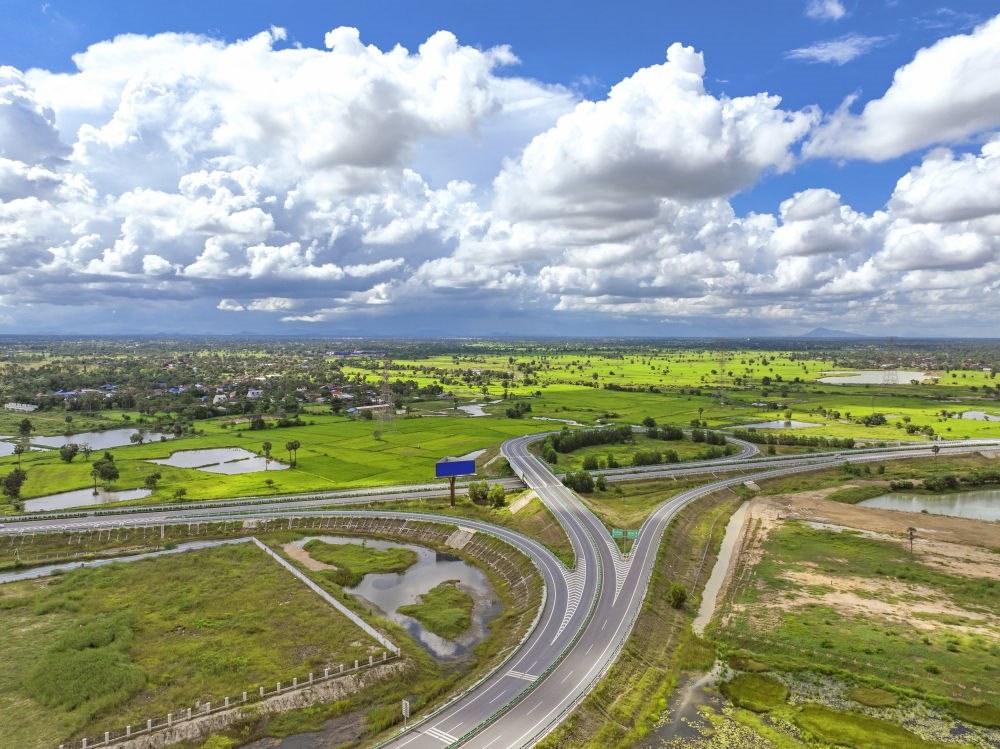 2024年9月25日在柬埔寨磅士卑省拍攝的金港高速公路（無人機(jī)照片）。連接柬埔寨首都金邊和最大深水海港西哈努克港的金港高速公路，是中柬共建“一帶一路”標(biāo)志性項(xiàng)目。