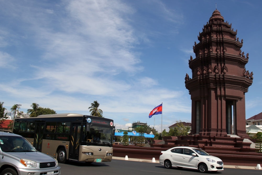 2018年1月5日，在柬埔寨金邊，一輛中國援助的“宇通”公交車經(jīng)過獨(dú)立紀(jì)念碑。