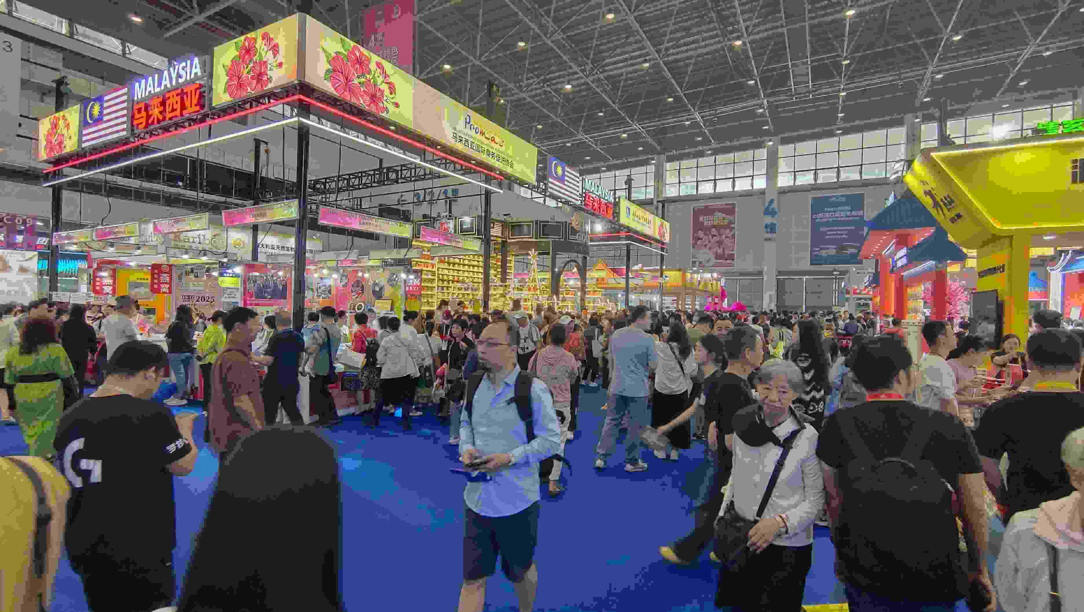 消博會(huì)迎來公眾開放日，眾多市民、客商來到展館參觀、購(gòu)物。人民網(wǎng)記者 李彤?dāng)z