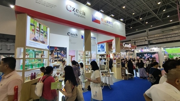 觀展者在各國(guó)展臺(tái)采購(gòu)、咨詢。人民網(wǎng)記者 李彤?dāng)z