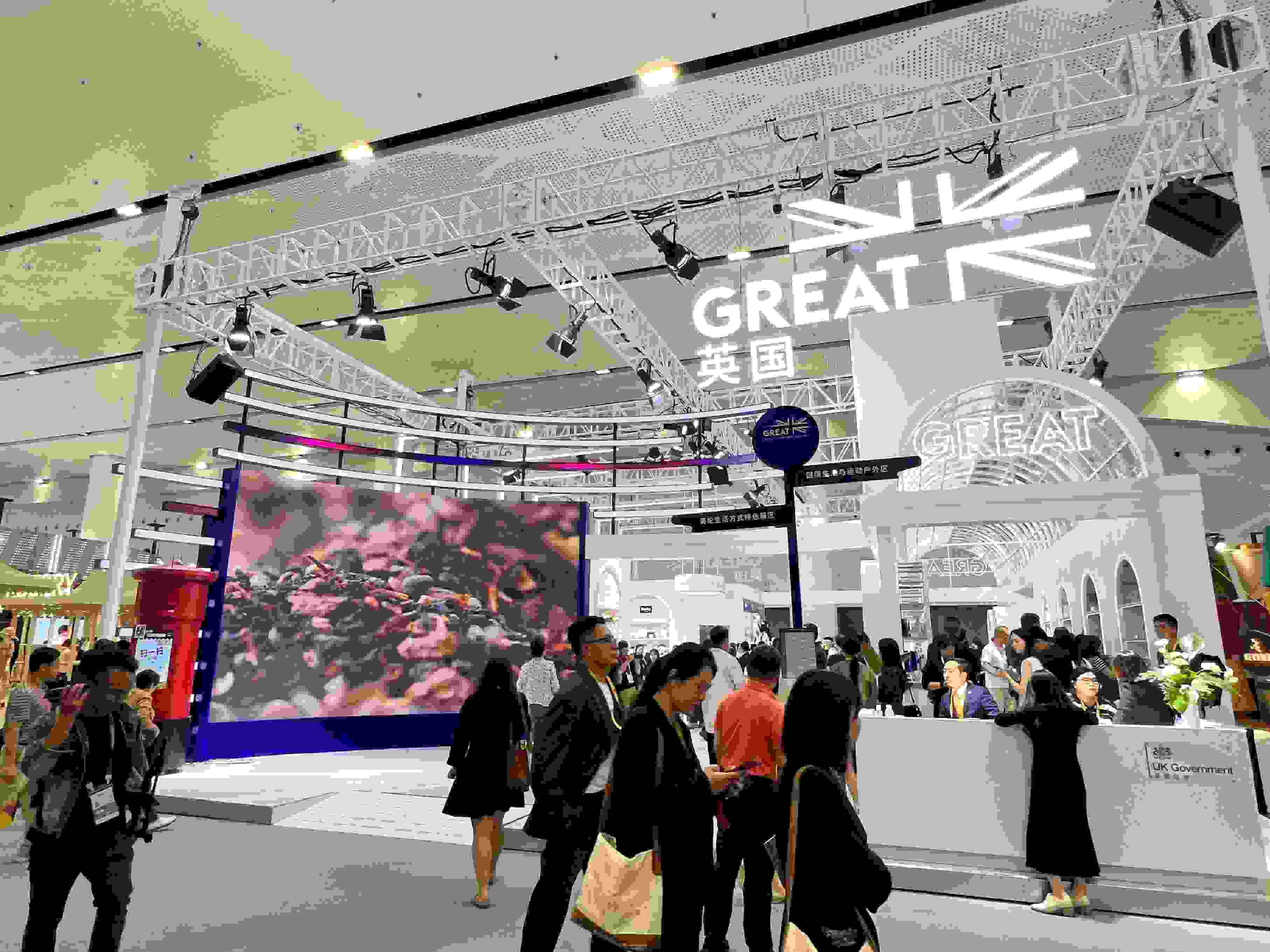 在消博會(huì)上，主賓國(guó)英國(guó)國(guó)家館開館。人民網(wǎng)記者 趙瞳攝