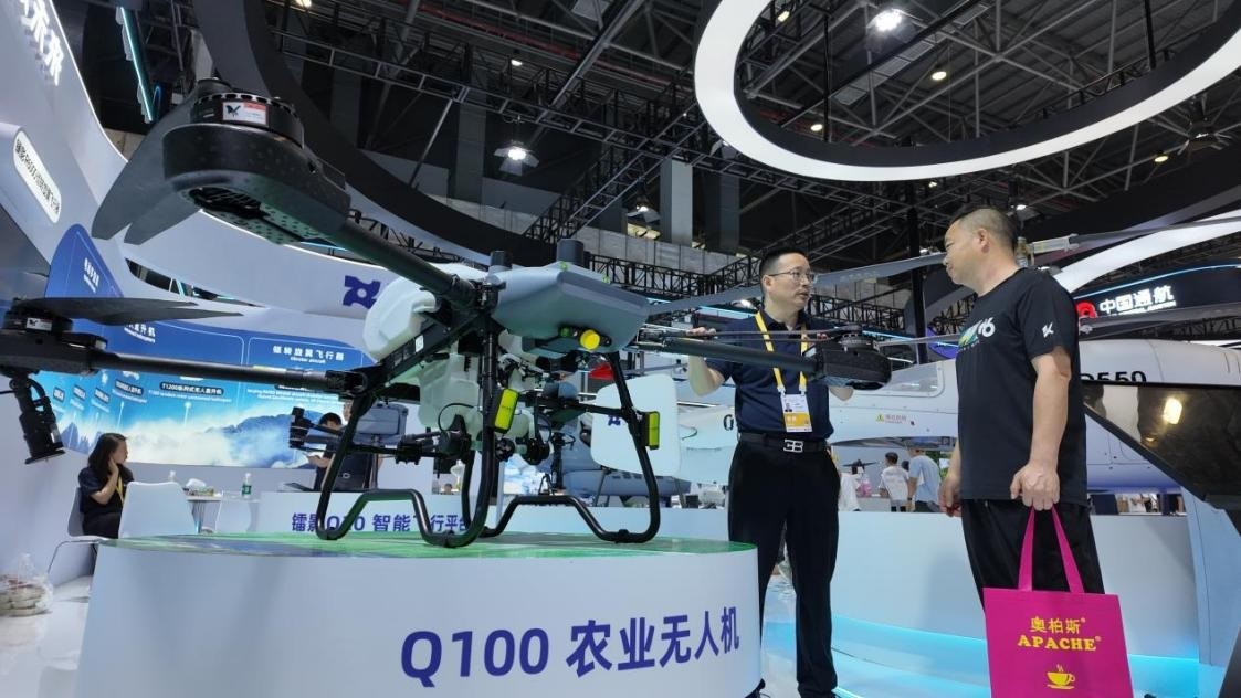 低空經(jīng)濟(jì)展區(qū)展出的農(nóng)業(yè)無(wú)人機(jī)裝備。人民網(wǎng) 歐陽(yáng)易佳攝