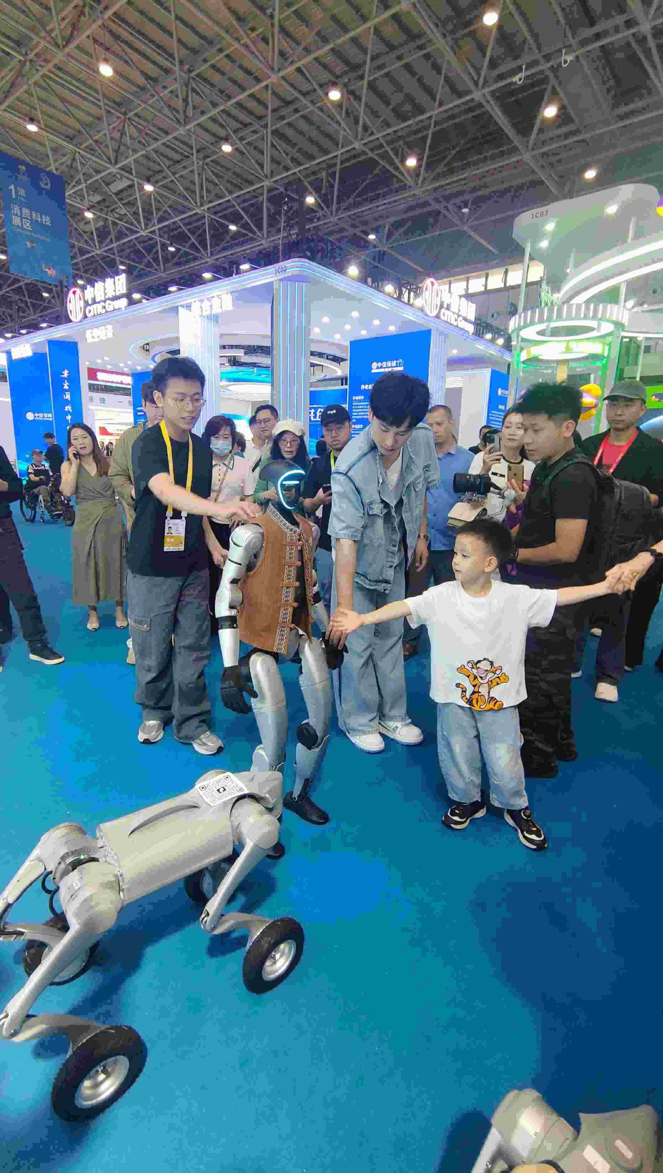 消博會(huì)現(xiàn)場(chǎng)，機(jī)器人等科技消費(fèi)產(chǎn)品吸引觀展者駐足。人民網(wǎng)記者 李彤?dāng)z