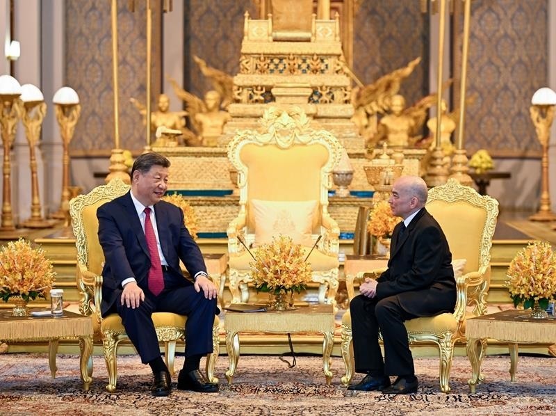 4月17日，柬埔寨國王西哈莫尼同習(xí)近平主席在金邊王宮舉行會見。