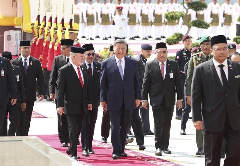 4月16日，馬來西亞最高元首易卜拉欣在馬來西亞國家王宮廣場為習(xí)近平主席舉行隆重歡迎儀式。