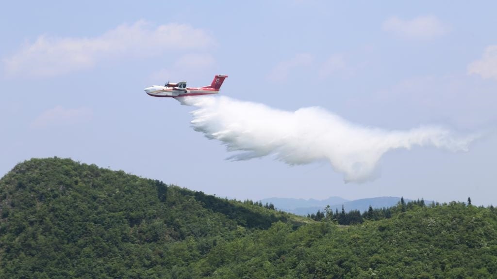 AG600飛機(jī)在四川西昌開展典型滅火場(chǎng)景驗(yàn)證試飛科目（2023年6月攝）。新華社發(fā)（中國(guó)航空工業(yè)集團(tuán)供圖）