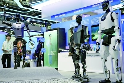 3月27日，在中關(guān)村展示中心常設(shè)展上，人形機器人“天工”向參觀者招手示意。新華社記者 鞠煥宗攝