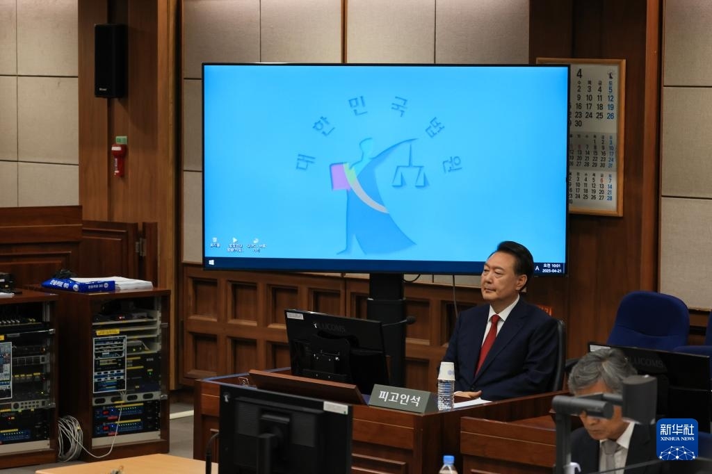 4月21日，尹錫悅在韓國首爾中央地方法院出席庭審。新華社/紐西斯通訊社