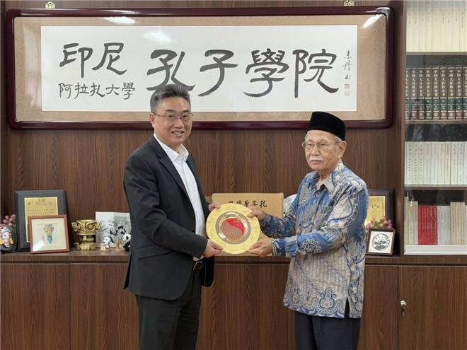 雙方交換禮物?；顒又鬓k方供圖