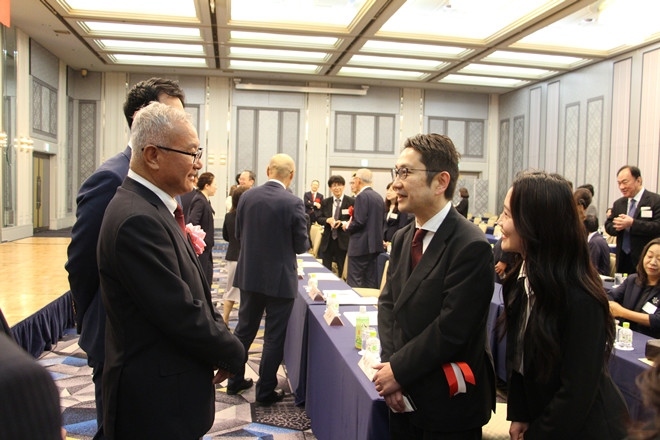 與會嘉賓熱切交流。中國駐福岡總領(lǐng)館供圖