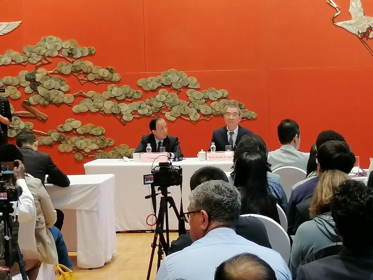 圖為21日舉行的“臨甲7號沙龍”，林毅夫（右一）在回答中外媒體記者的提問。 人民網(wǎng)記者 李瀟攝