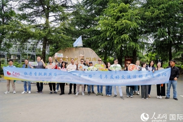 4月21日，人民網(wǎng)“一帶一路”青年友好交流活動(dòng)走進(jìn)洛陽。人民網(wǎng)記者 魯揚(yáng)攝