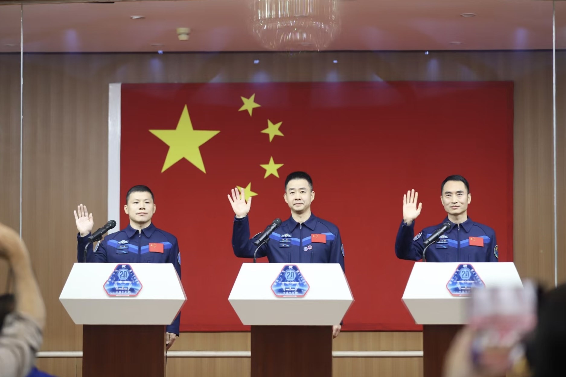 4月23日，神舟二十號航天員乘組在酒泉衛(wèi)星發(fā)射中心問天閣與中外媒體記者集體見面。人民網(wǎng)記者 黃帆攝