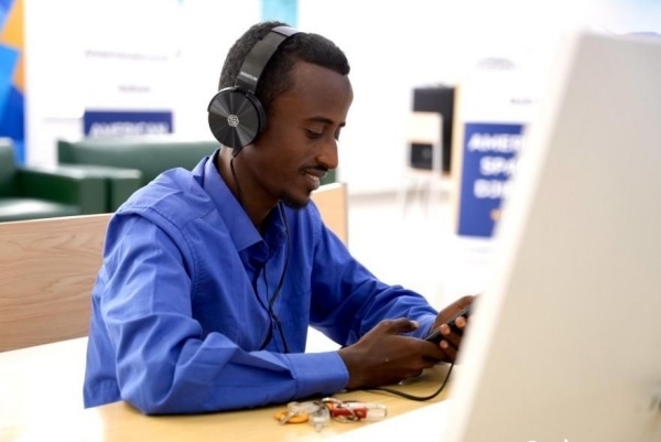 在明亮現(xiàn)代的信息技術(shù)閱覽室，當(dāng)?shù)刈x者正在沉浸式學(xué)習(xí)，塔里克·易卜拉欣攝