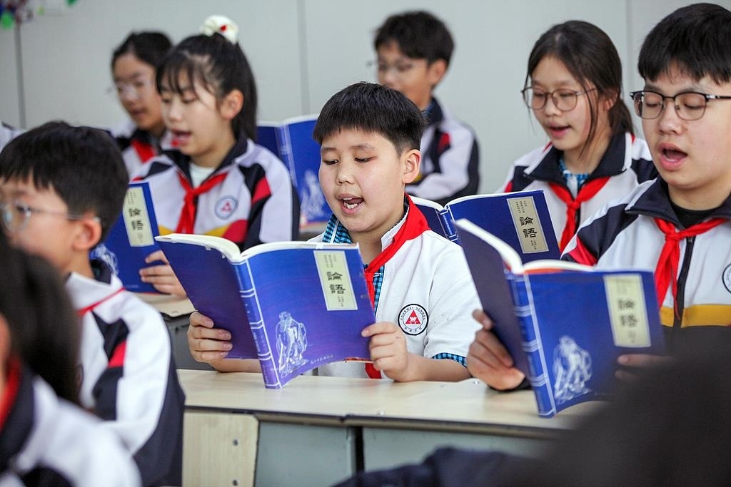 △2025年4月21日，河南焦作，學(xué)生們?cè)谡b讀《論語(yǔ)》。