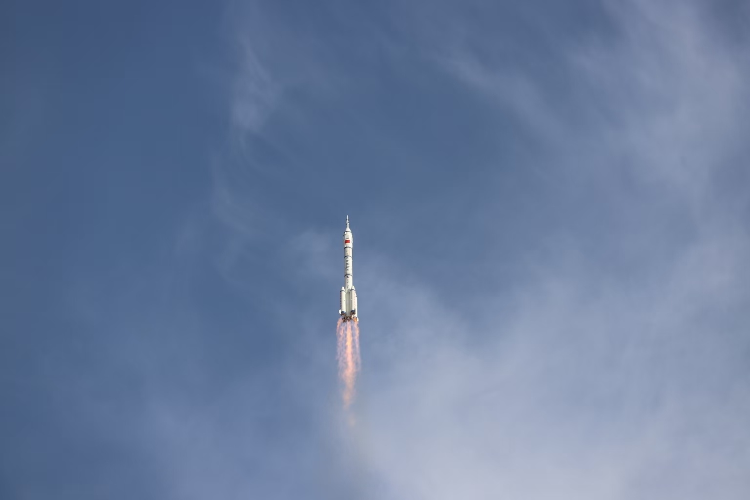 長(zhǎng)征二號(hào)F遙二十運(yùn)載火箭點(diǎn)火發(fā)射。人民網(wǎng)記者 黃帆攝