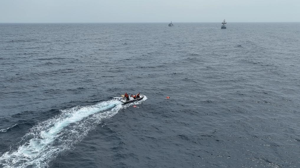 4月23日，中越海警開(kāi)展海上聯(lián)合搜救演練，模擬營(yíng)救落水人員。（中國(guó)海警供圖）