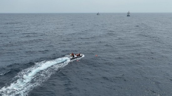 4月23日，中越海警開展海上聯(lián)合搜救演練，模擬營救落水人員。（中國海警供圖）